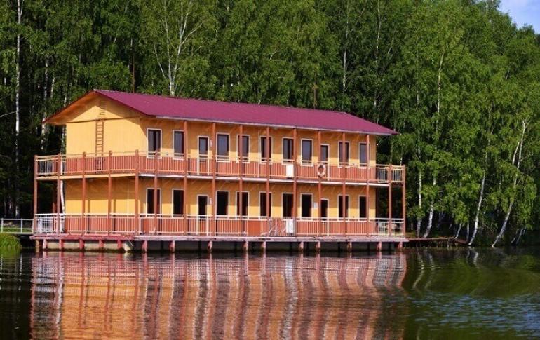 Färdig affärsplan för ett rekreationscenter i skogen Vila på sjön affärsprojekt